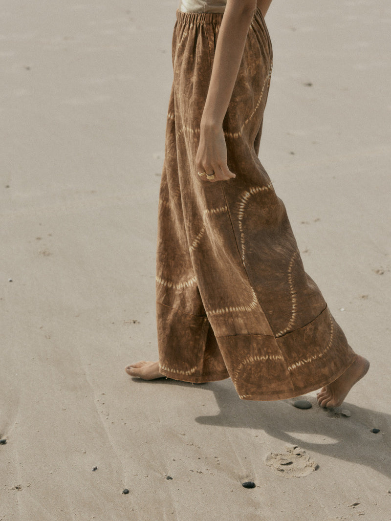 womens linen tan tie dye pant side view