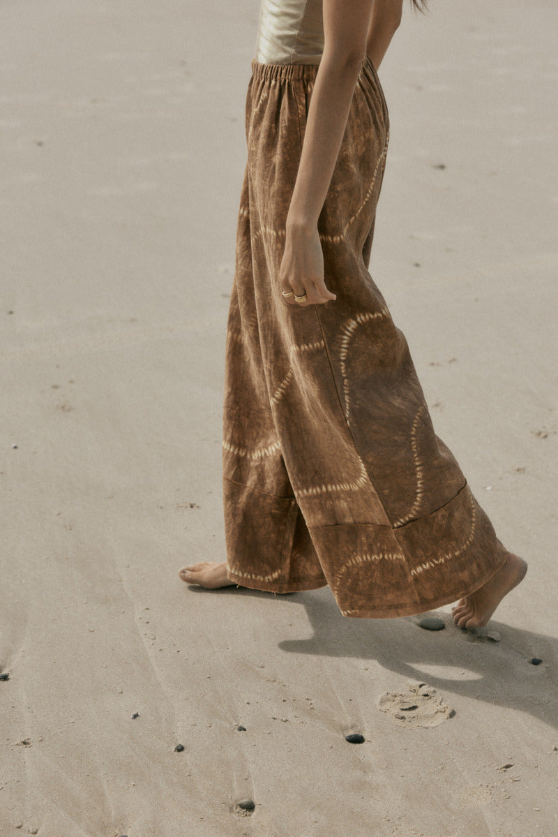 womens linen tan tie dye pant side view