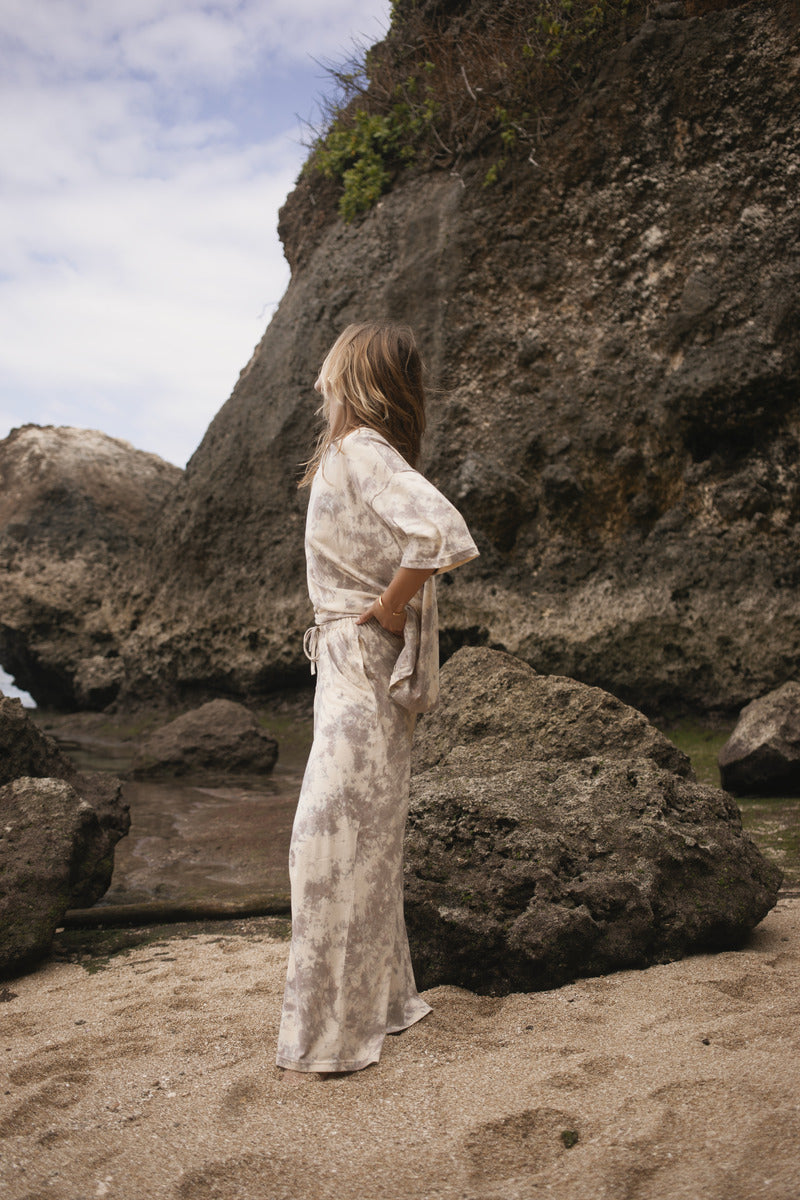 womens cotton hemp tie dye taupe pant, and tee, side view