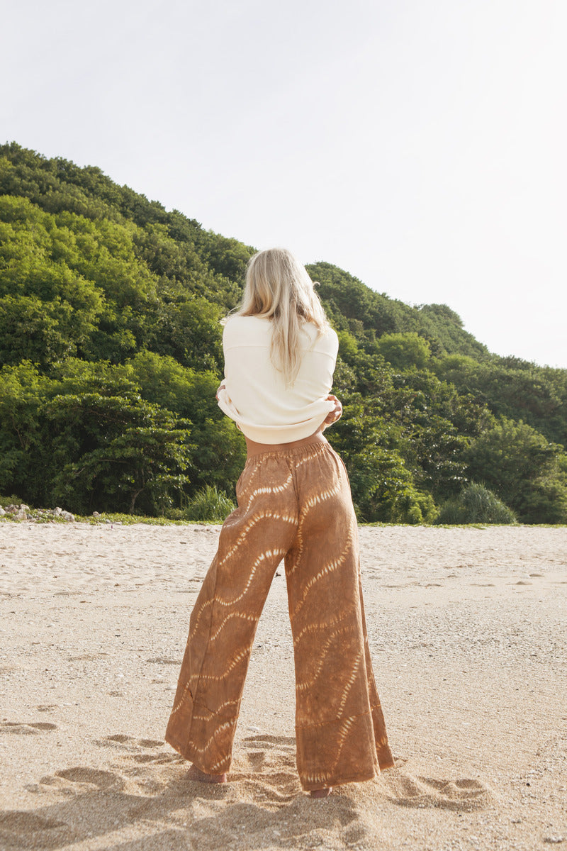 Women's linen tan tie-dye pant back view