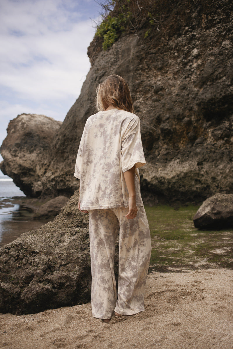 womens cotton hemp tie dye taupe pant and tee set, back view